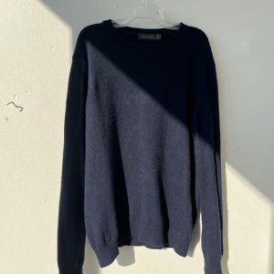  Kashmir Oscar Jakobsson  - Säljer en stilren mörkblå tröja från Oscar Jacobson. Köpte i butik för två månader sedan. tillverkat av det finaste ullet man kan få tag i . Är du sugen på den perfekta tröjan till hösten tveka inte att höra av dig!🍾🌟