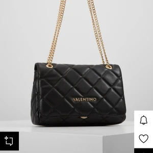 Svart axelväska från Valentino - Valentino väska köpt för 1080kr, knappt använd men och därmed täcken på användning!