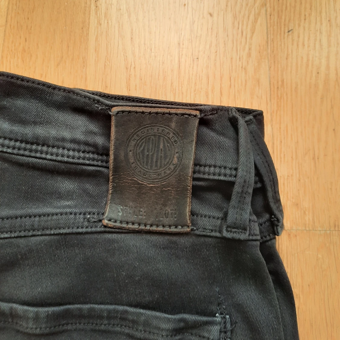 Svarta Replay Anbass jeans - 4