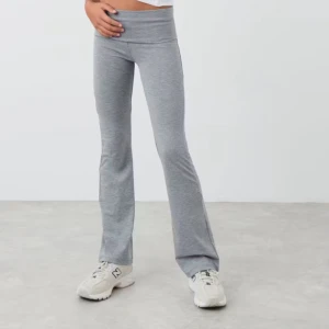 Grå yoga pants från Gina tricot - Säljer mina gråa yoga pants från Gina Young i storlek 158/164 som vart slut sålda ett bra tag nu. Säljer de för de har blivit för korta för mig nu🫶🏽