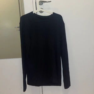 Kashmir tröja - Svart tröja - Kashmir blandning // skön, mjuk och tunn // strolek L/ stor M // för endast 199 kr // frågor eller funderingar vet ni var ni har mig:)