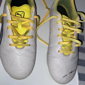 Säljer fotbollskor - Snygga fotbollskor