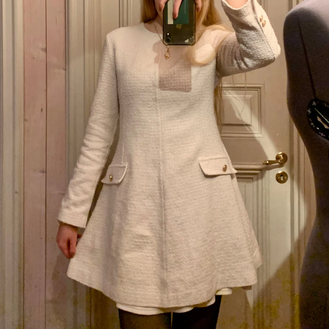 Vit klänning med fickdetaljer - 2