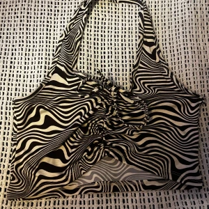 Fin sommar topp - Halterneck topp från HM med mörkbruna ränder