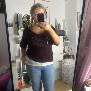 Vinröd stickad tröja - Säljer en vinröd stickad tröja med korta ärmar och ett luftigt stickmönster. Står ingen storlek på lappen men skulle gissa M-L. Pris kan absolut diskuteras!💗