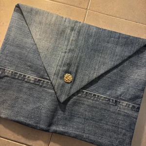 Datafodral i jeans - Unikt datafodral i mellan jeanstyg med guldknapp. Insidan är fodrad med ett mjukt silkestyg för extra skydd. Passar 13 tum (vanlig skoldator)