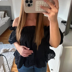 Off shoulder topp - Säljer min SÅ fina sommar topp! Passar XXS-S! 💕endast använd 2-3 gånger! Svarar på alla prisförslag & frågor ⭐️