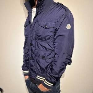 Moncler Delonix Field Jacket - Sjukt fet moncler ”delonix” field jacket i väldigt bra skick! Storlek 3, Passar runt M-S. Hör av er vid frågor!