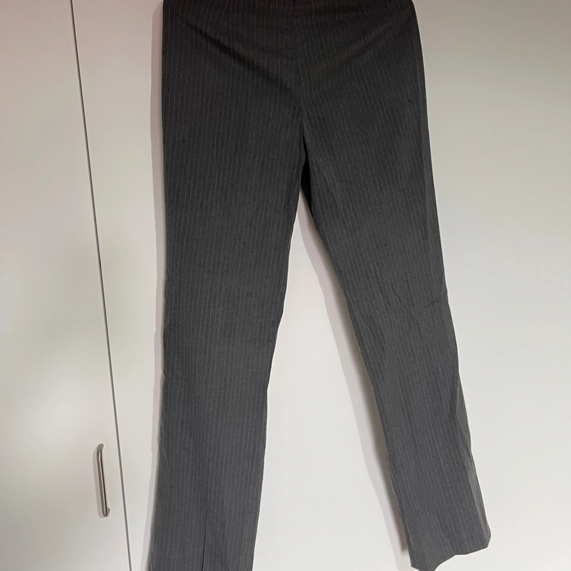 Grå randiga kostymbyxor från Madlady - 2