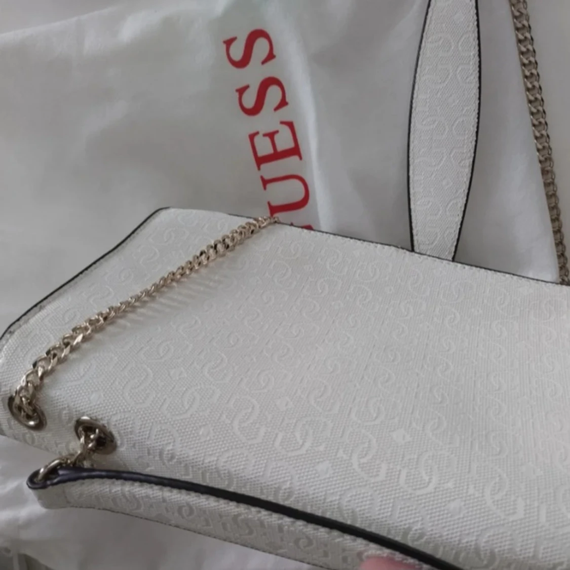 Vit broderad axelväska från Guess - 1