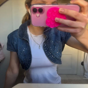 Jeansjacka med strassdetaljer - En jättefin bolero som är köpt i Köpenhamn men har aldrig kommit till användning, den är i bra skick!