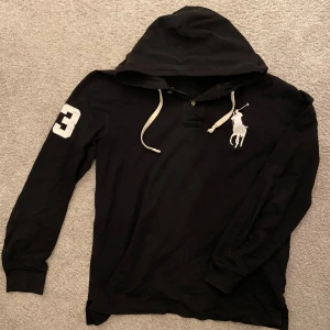 Polo Ralph lauren hoodie - Säljer nu en snygg långärmad piké med luva, ungefär som en hoodie. Riktigt classy och snygg med en väst och ett par feta jeans.Storlek M men passar S. Nypris runt 2000. Mitt pris 649.