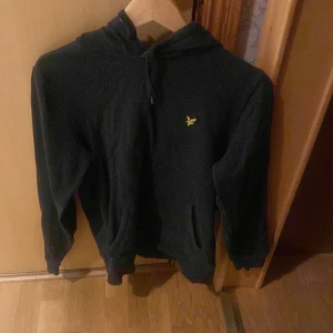 Lyle & scott hoodie - Bra skick. Inga defekter. Säljer pga den är för liten. Storlek S. Köpte på jeansbolaget.