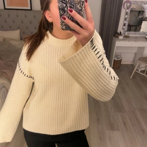 Stickad tröja  - Beige stickad tröja med svarta detaljer! Använd fåtal gånger!