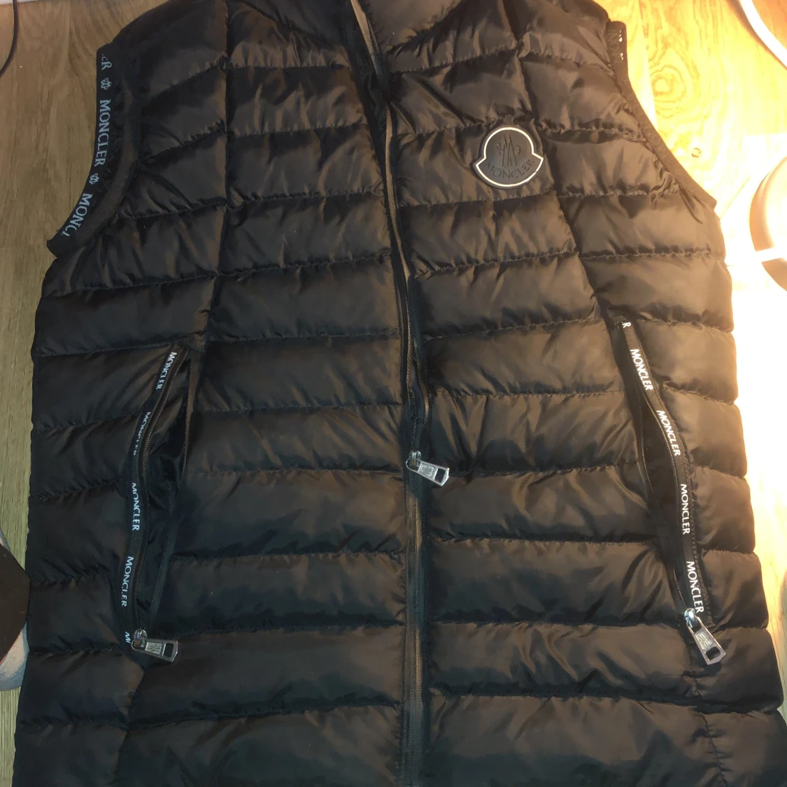 Svart dunväst från Moncler