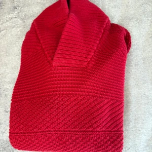 Röd stickad tröja från Chaps - Säljer en snygg röd stickad tröja från Chaps. Tröjan har en ribbad krage och är tillverkad i 100% bomull. Perfekt för kyligare dagar med sin långa ärmar och stilrena design. Passar även dem flesta med XL