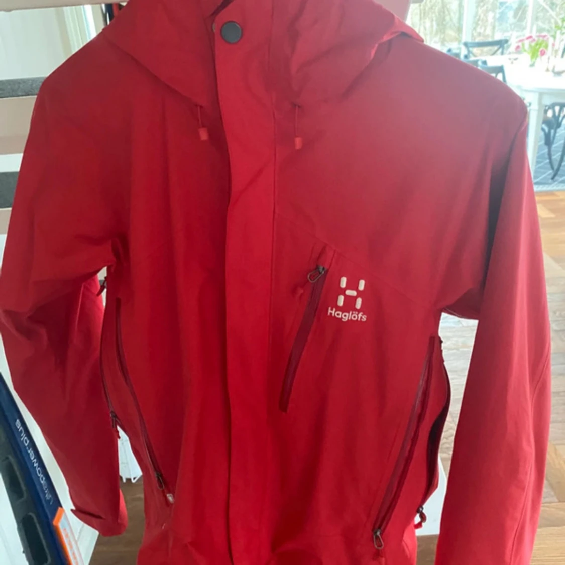 Röd vindjacka från Haglöfs