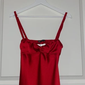 Röd klänning❤️ - Helt ny oanvänd satin klänning från zara. Jätte fin och perfekt till sommaren. Klänningen är i satin och i storleken S. Slutsåld. Säljer då den inte passade mig i storleken och hann inte skicka tillbaks.❤️