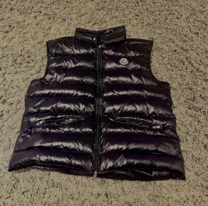 Moncler Väst - Säljer min moncler väst eftersom den är för liten. Västen är i superbra skick och tags ingår! Hör av dig om du har några frågor!