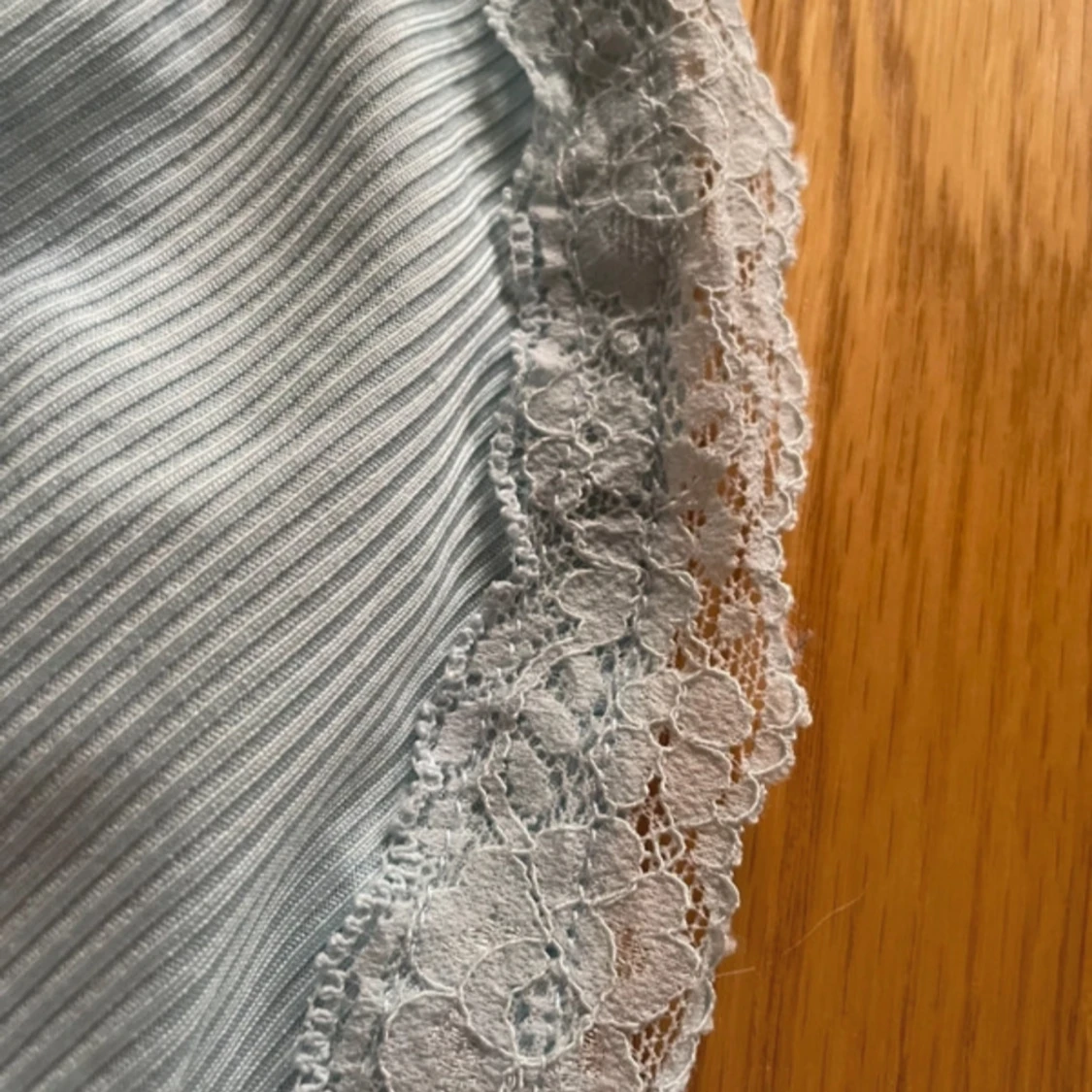 Ljusblå ribbad linnetopp med spetsdetaljer - 1