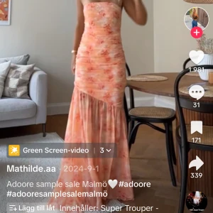 Adoore klänning strl 32 - Säljer denna OTROLIGA klänning som jag köpte här på Plick då den tyvärr är passar den inte mig (finns inte längre på adoores hemsida)😔Förra ägaren hade bara använt den två gånger och den är så gott som ny!!❣️ Passar perfekt till sittningar, midsommar eller fina middagar 🥹Jag har tyvärr inga bilder med klänningen på mig då den ej passar, men kan skicka bilder på klänningen om så önskas❣️Använd gärna köp nu så skickar jag inom kort!!☺️