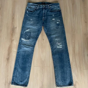 Ralph Lauren jeans  - Säljer ett par Ralph Lauren jeans med riktigt snygga slitningar! Dom är i modellen Slim/Straight! Storlek 31/32! Hör gärna av dig om du har några frågor! 