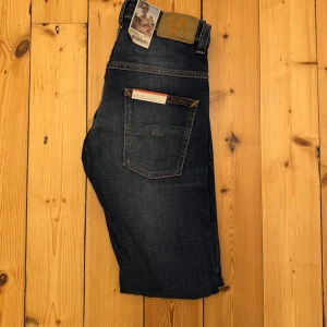 HELT NYA Nudie slim fit jeans ”Thin Finn” W29 L30 - Tvärfeta marinblåa Nudie slim fit jeans | skick 10/10, helt nya med lappar | modell ”Thin Finn” | W29 L30 | pris i butik ca 1500kr, vårat pris 699kr, galet bra pris | vi postar inom 24 timmar, ofta inom 60 minuter | vi kan ej erbjuda en bild med jeansen på då det inte är våran storlek // HLselling