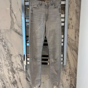 Grå jeans - Säljer ett par gråa skinny jeans i storlek 34. Köparen står för frakten!❤️