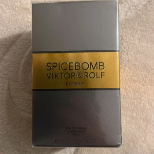 Spicebomb Extreme från Viktor & Rolf - Upptäck den intensiva doften av Spicebomb Extreme från Viktor & Rolf. Denna Eau de Parfum kommer i en elegant grå förpackning med en distinkt guldfärgad etikett. Flaskan innehåller 90 ml av denna kryddiga och maskulina doft, perfekt för den som vill sticka ut….Dessutom är den oöppnad och köpt för 1600kr samt Äkta!. Pris ej hugget i sten!