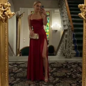 Balklänning - Säljer min vinröd satin klänning som jag hade på min bal förra året! Jätte fin och formar kroppen PERFEKT!