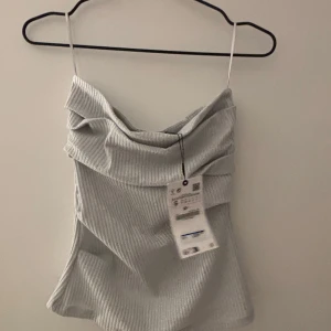 Glittrig  ribbad linnetopp - Säljer min fina topp från Zara då den inte kommit till användning🩷