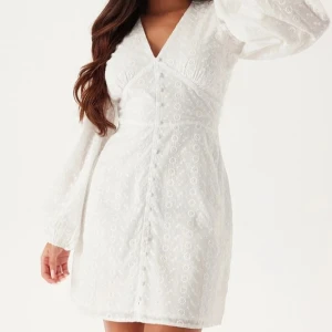 BYTE! Studentklänning  - Är det någon som är intresserad utav att byta storlek med mig i denna fina klänningen. Jag har storlek S men söker att byta till en M. Helt slutsåld i alla storlekar på hemsidan. 