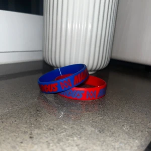 Marcus och Martinus armband Unforgettable  - Två armband i silikon, ett blått och ett rött. Oanvända och är bara öppnade ur förpackningen. Priset kan diskuteras. Annonsen finns på flera ställen så skriv gärna till mig innan ni klickar på köp🫶🏻