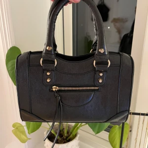 Svart handväska med dragkedja - Snygg svart handväska med guldiga deltaljer. Väskan är ifrån Gina tricot och i fint skick💖💖