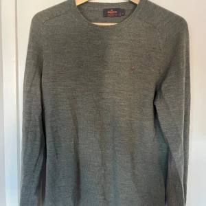 Morris merinoull tröja - Säljer en stilren  grön tröja från Morris i mjuk merinoull. Tröjan har en enkel design med rund hals och långa ärmar. Perfekt för en vardaglig outfit eller när man ska ut. Tröjan är i perfekt skick och i storlek Medium.