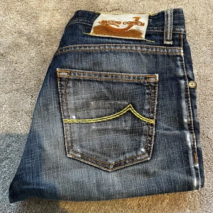 Blå jeans från Jacob Cohën - Skick: 8,5/10 - Storlek: 29 - Längd:97cm Midja:37cm ben:17,5cm - Nypris: 5000 kr+