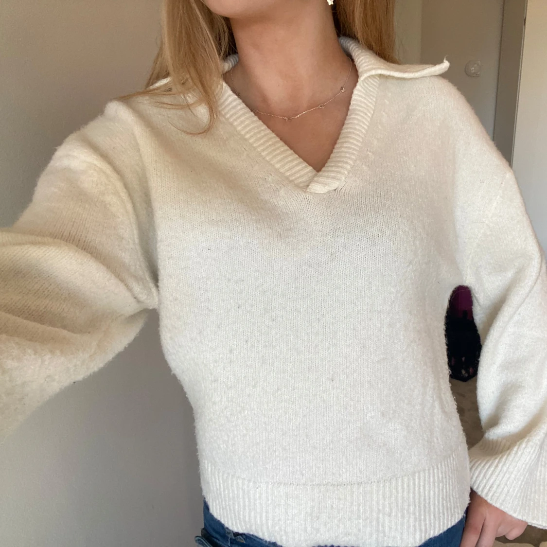 Vit stickad tröja med v-ringning