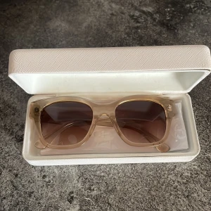 Beige solglasögon från Chimi - Snygga solglasögon från Chimi i 07 ecru. De är knappt använda så i väldigt bra skick! (Nypris 1400kr)