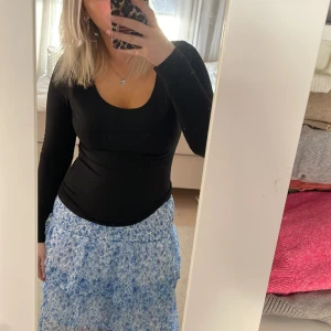 Blå och vit kjol från Vero Moda - Säljer en snygg blå och vit kjol från Vero Moda. Använt typ en gång köpt för 350kr Passa på att fynda denna stiliga kjol! 