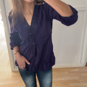 Lila blus med detaljer - As snygg blus i stl 34 i såååå fin färg😍, perfekt nu till sommaren då den är ganska luftig o skön. Tveka inte att skriva om ni undrar något💕