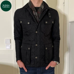 Barbour Quiltad Jacka - Quiltad Jacka från Barbour | Storlek: M - Skicket på jackan är väldigt bra utan defekter - Mitt pris: 749kr - Nypris: 2,999kr - Modellen är 187cm och väger 83kg.