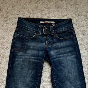 Vintage only jeans - Fina jeans med inga defekter, måtten är , midjemått rakt över :34 cm innerbenslängden: 80 cm längden:94 cm❤️