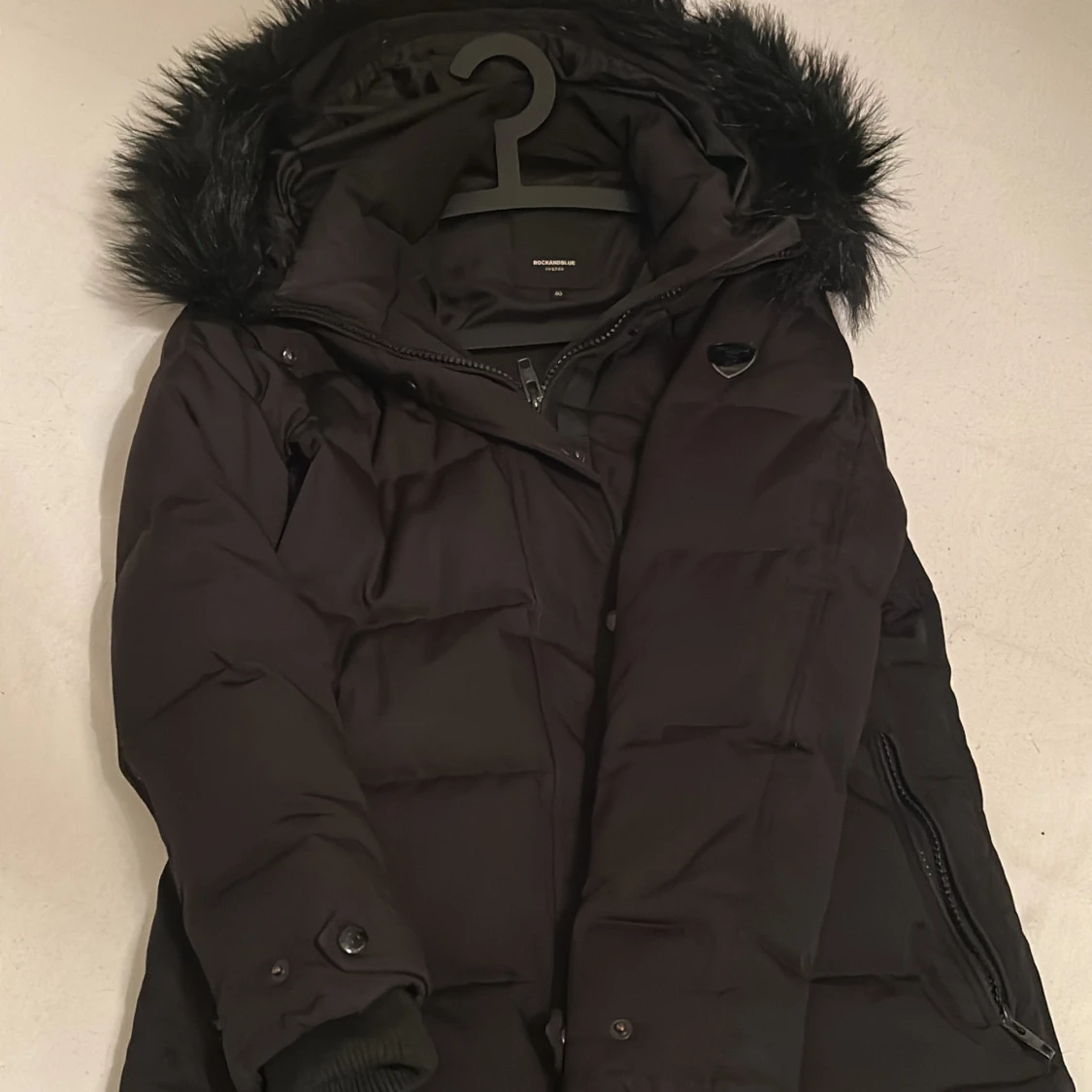 Svart dunjacka med fuskpäls