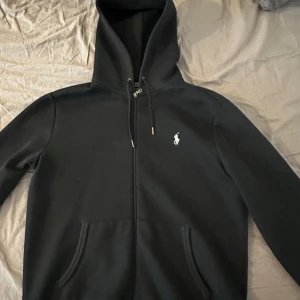 Polo Ralph Lauren Zip-Up Hoodie - Köpt från Boozt, har kvittot i mejl och i appen. Användes bara få gånger vid speciella tillfällen.