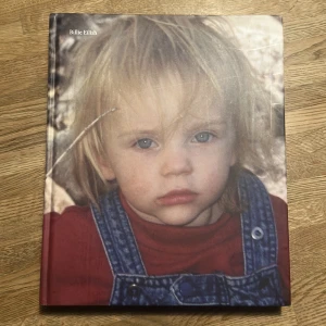 Billie Eilish Bok - En bok om Billie Eilish med exklusiva personliga bilder och berättelser. Boken är äkta och den är översatt på svenska. Boken på utsidan kan ha lite defekter som du ser på bilderna, men sidorna inuti ser helt nya ut! Perfekt för Billie Eilish fans som vill veta mer om hennes liv och karriär! 