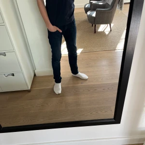 Mörkblå jeans från Replay - Säljer ett par mörkblå Replay Anbass jeans i slim fit. Skitsköna och finns inga defekter. Om du har några frågar så är de bara att skriva till mig. 😁😁🙌🙌