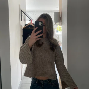 Beige stickad tröja - Säljer en mysig beige stickad tröja med ribbad design från Gina. Tröjan har långa ärmar och en avslappnad passform, säljer för den inte kommer till användning 💕 
