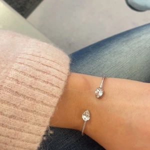 Caroline svedblom!  - Elegant silverfärgat armband med två stora, gnistrande kristaller. Armbandet har en tunn kedja som ger en stilren och modern look. Perfekt för att lägga till lite extra glans till din outfit. Från Caroline svedblom!!💞