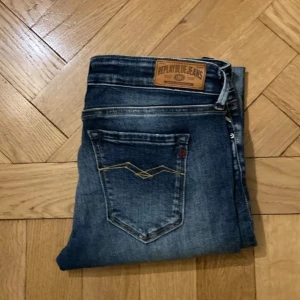 Blå jeans från Replay - Ett par otroligt feta replays i storlek w27 L32. Jeansen är helt nya och bara använda fåtal gånger, inga tecken på användning. För the låga priset av 250! Perfekt för en resell business;) om du vill ha en bild på passform eller undrar något fråga bara!