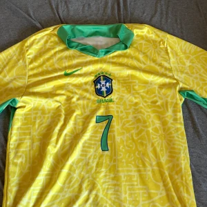 Brasilien fotbollströja Vini JR - Tröjan är köpt på marknad i Turkiet det vill säga att den inte är äkta men den passar bra och är oskadad! Tröjan passar till storlek L och XL!